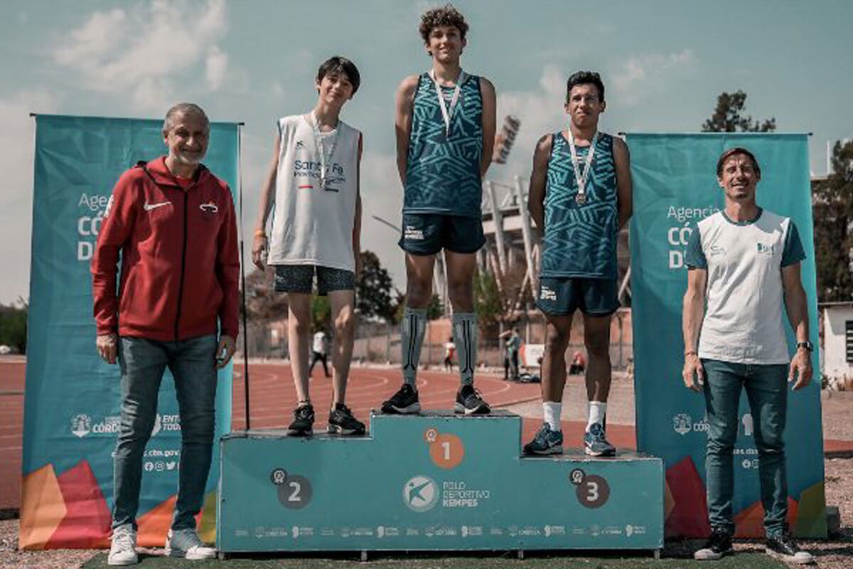 Héctor Campana, presidente de la ACD, y Mariano Reutemann, vocal, acompañan en el podio a los deportistas. (Prensa Agencia Córdoba Deportes)