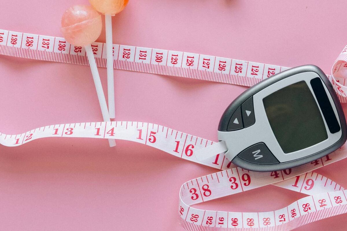 La glucosa, principal fuente de energía para el cuerpo, juega un papel crucial en la salud general, pero los picos en sus niveles pueden llevar a la acumulación de grasa abdominal y otros problemas. (Pexels)