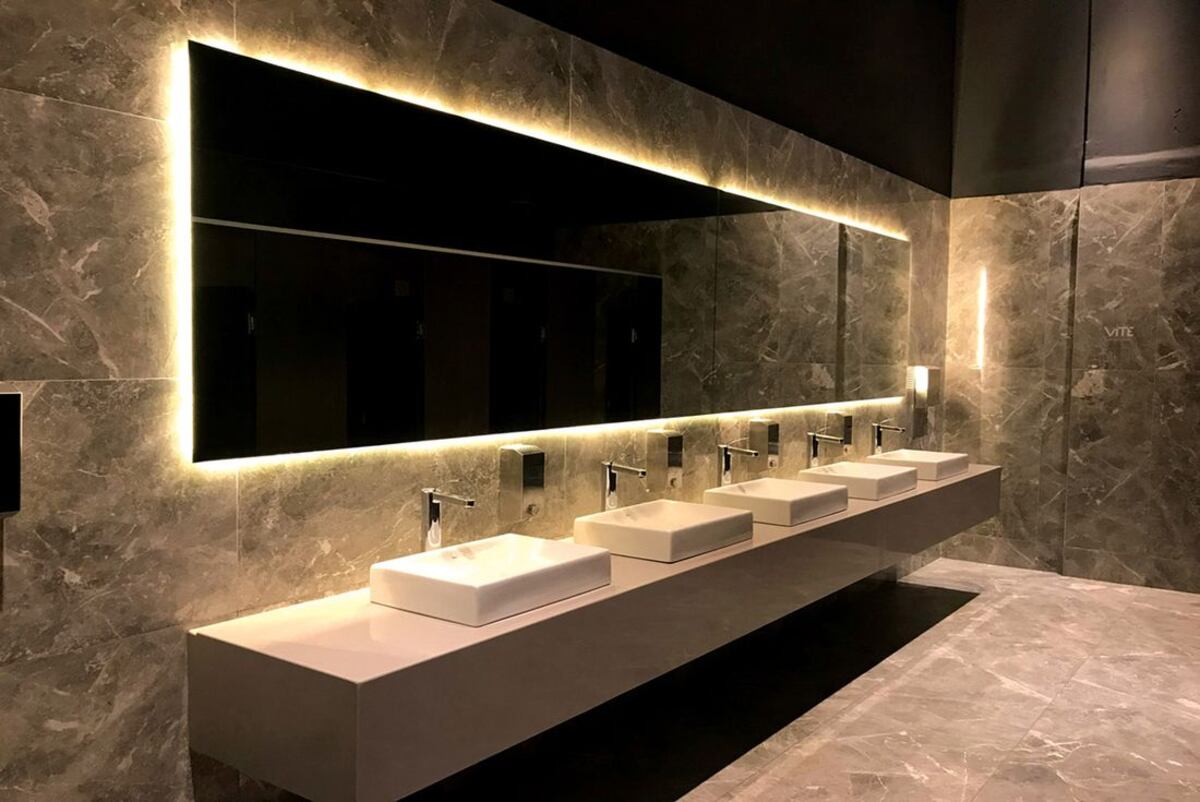 En baños detrás de espejos - @atrim_global - Ph: @pinterest. / Ferrocons