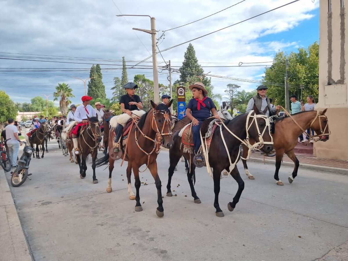 La tradicional Cabalgata Brocheriana, en su edición 2025. La columna "sampedrina" presente.  (La Voz)