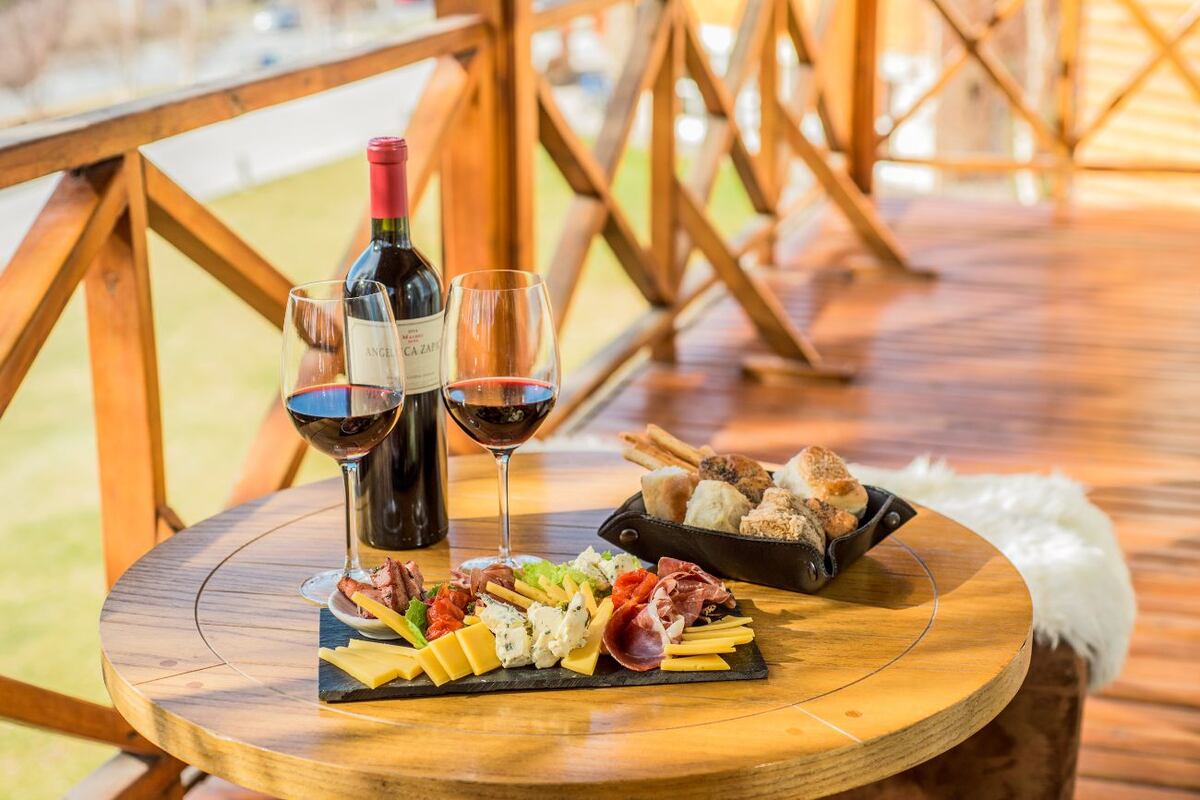 El Hotel Mirador del Lago presenta en el restaurante La Bahía sus cenas especiales de Navidad y Año Nuevo.
