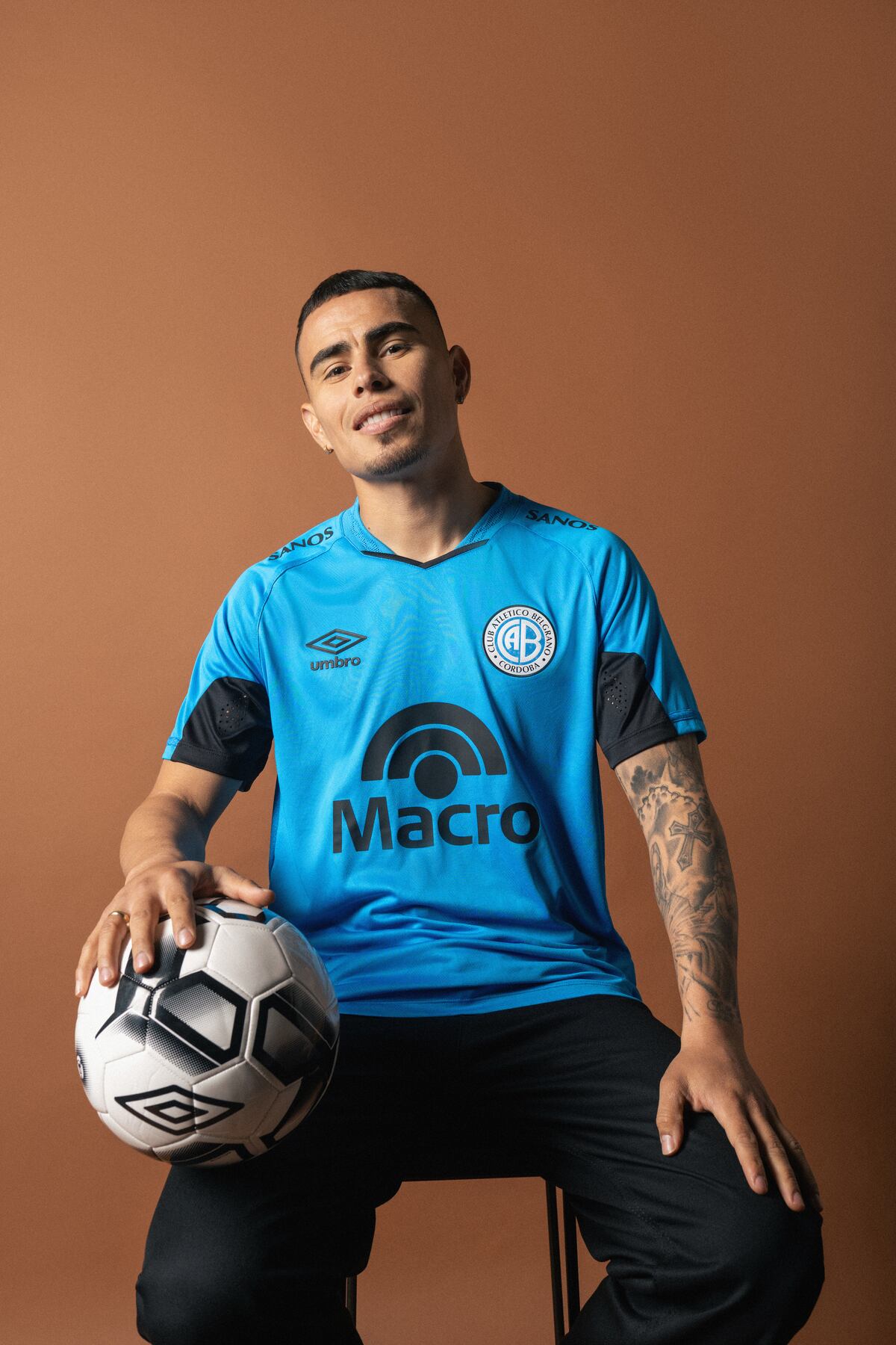 Las fotos de Belgrano con los detalles de sus nuevas remeras. (Prensa Belgrano)