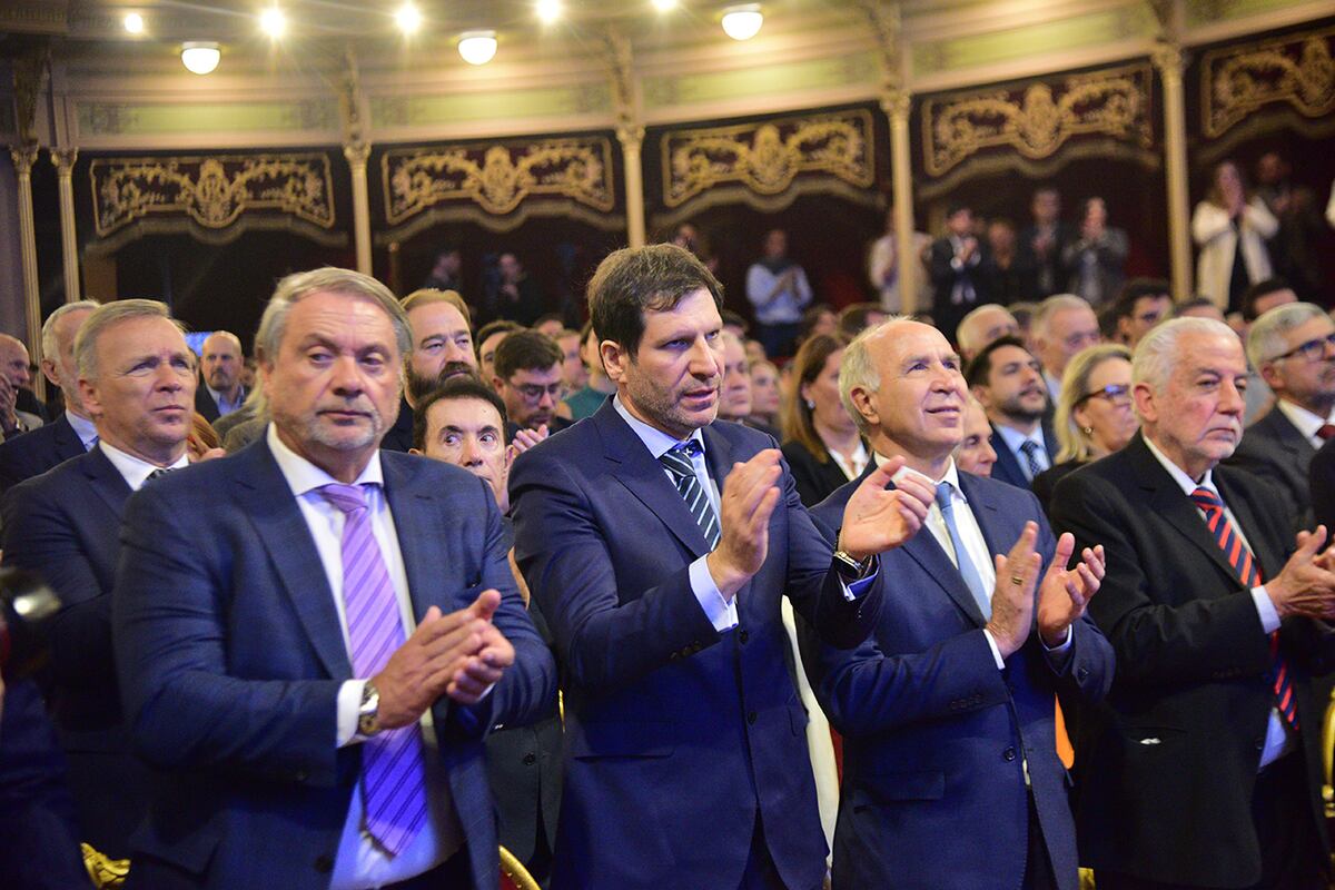Figuras. Eduardo Bittar, flanqueado por el titular de la Cámara de Apelaciones de Córdoba y el ministro de la Corte Ricardo Lorenzetti. (Pedro Castillo / La Voz)