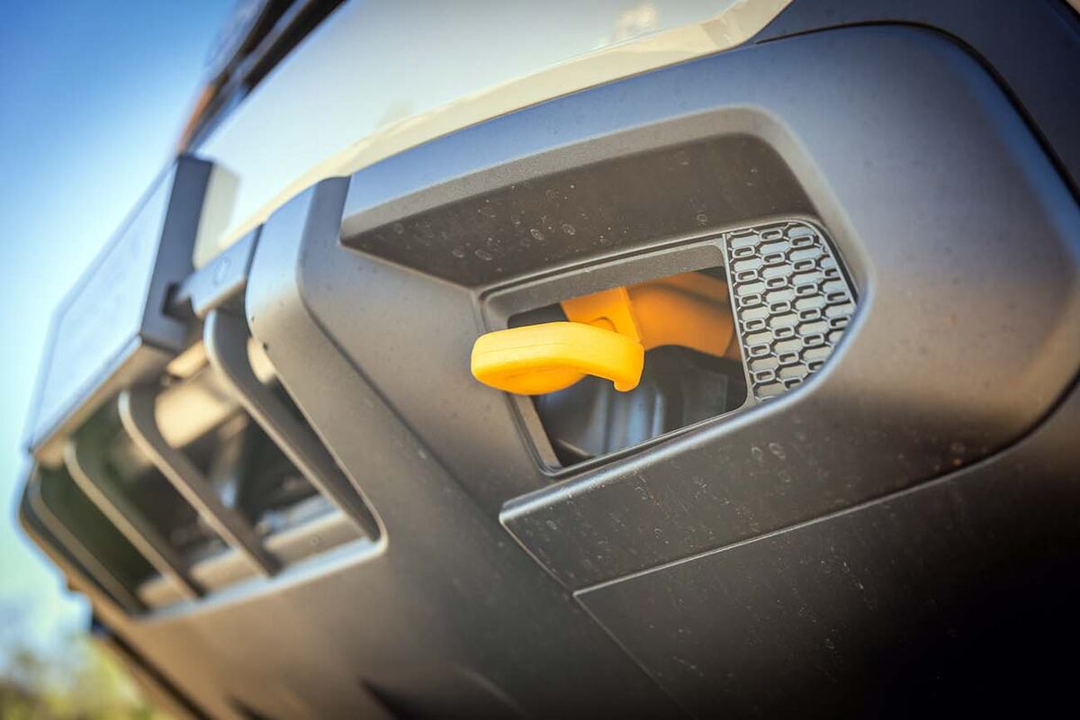 Los ganchos delanteros, además de funcionales, le dan una estética off-road.