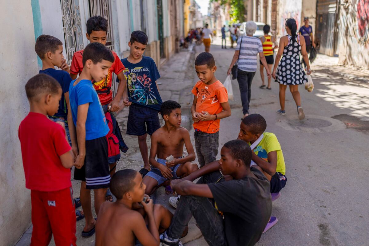 Un grupo de niños juega a las cartas en La Habana, Cuba, el viernes 14 de febrero de 2025. (AP / Ramon Espinosa)