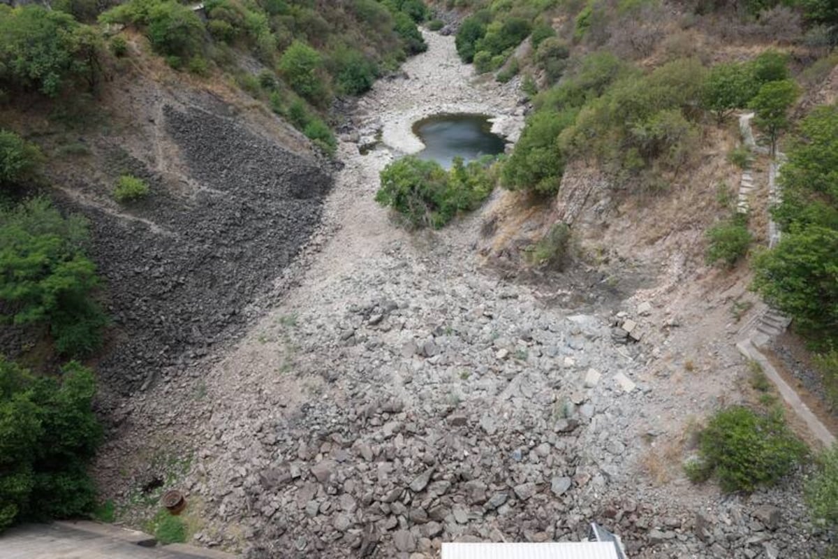 La extrema sequía en el río San Antonio, en el sur del valle de Punilla. Ese río es clave para abastecer de agua potable a Carlos Paz y a varias comunas cercanas. (Mario Sar)