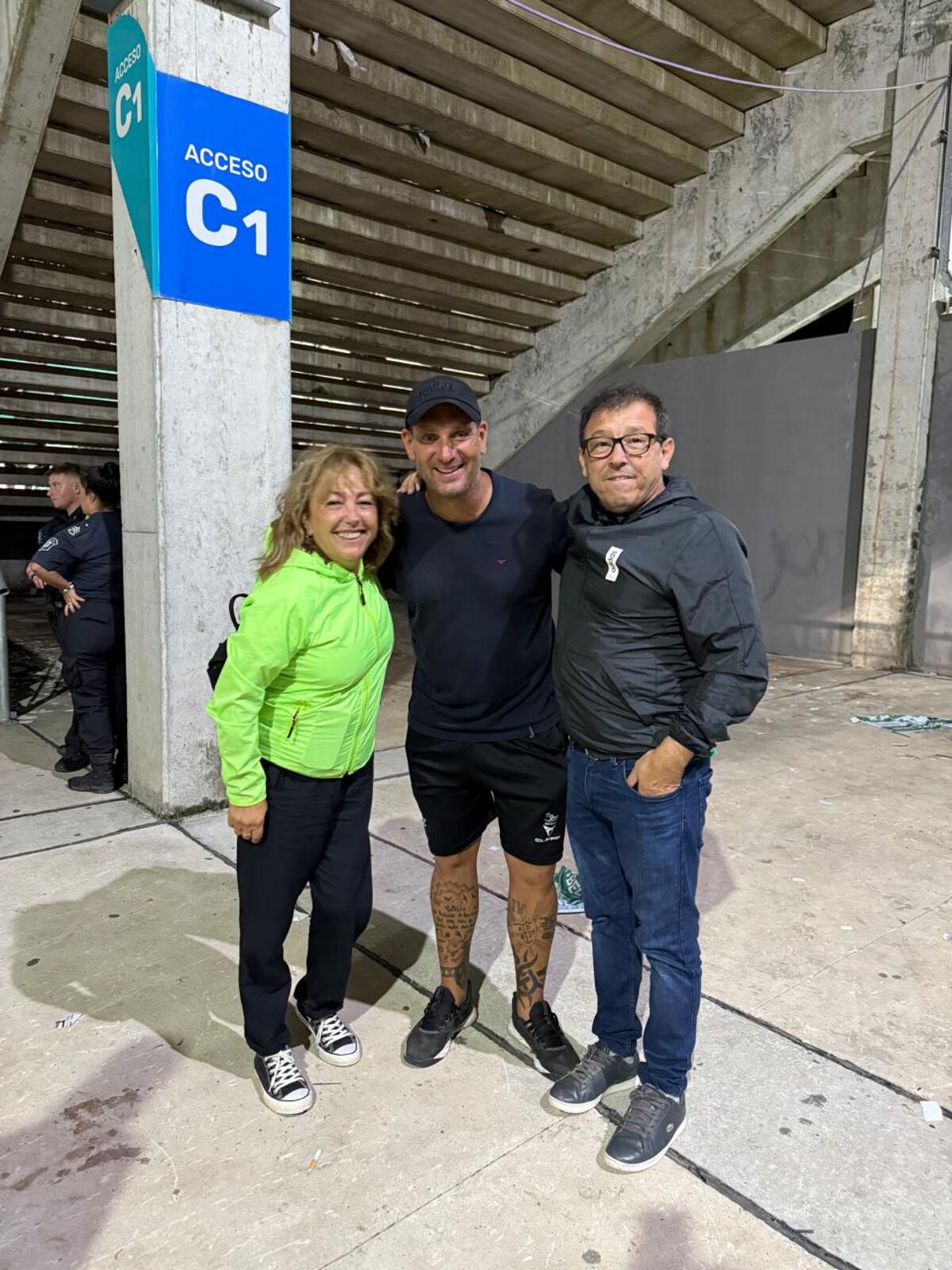 El partido con Independiente hizo que el mundo Sportivo Belgrano se trasladara a San Nicolás. Acá Juan Pablo Francia, ídolo "verde", fue descubierto por Silvana y Raulo. Salió foto. (Prensa Sportivo)