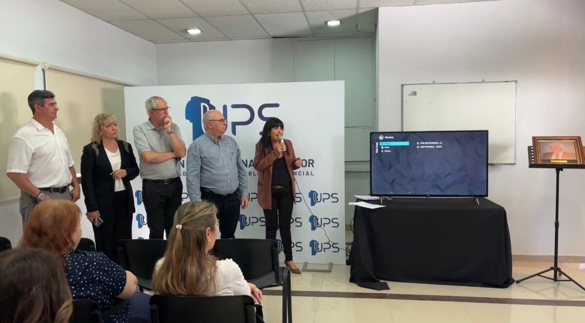 Mensaje. María Ines Palacio, presidenta de la UPS, resaltó los valores personales de Domingo Ovando, a la hora de imponer su nombre a la sede gremial de barrio General Paz.