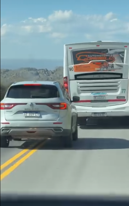 Cruzando en doble líena amarrilla en las Altas Cumbres (Captura de vídeo)