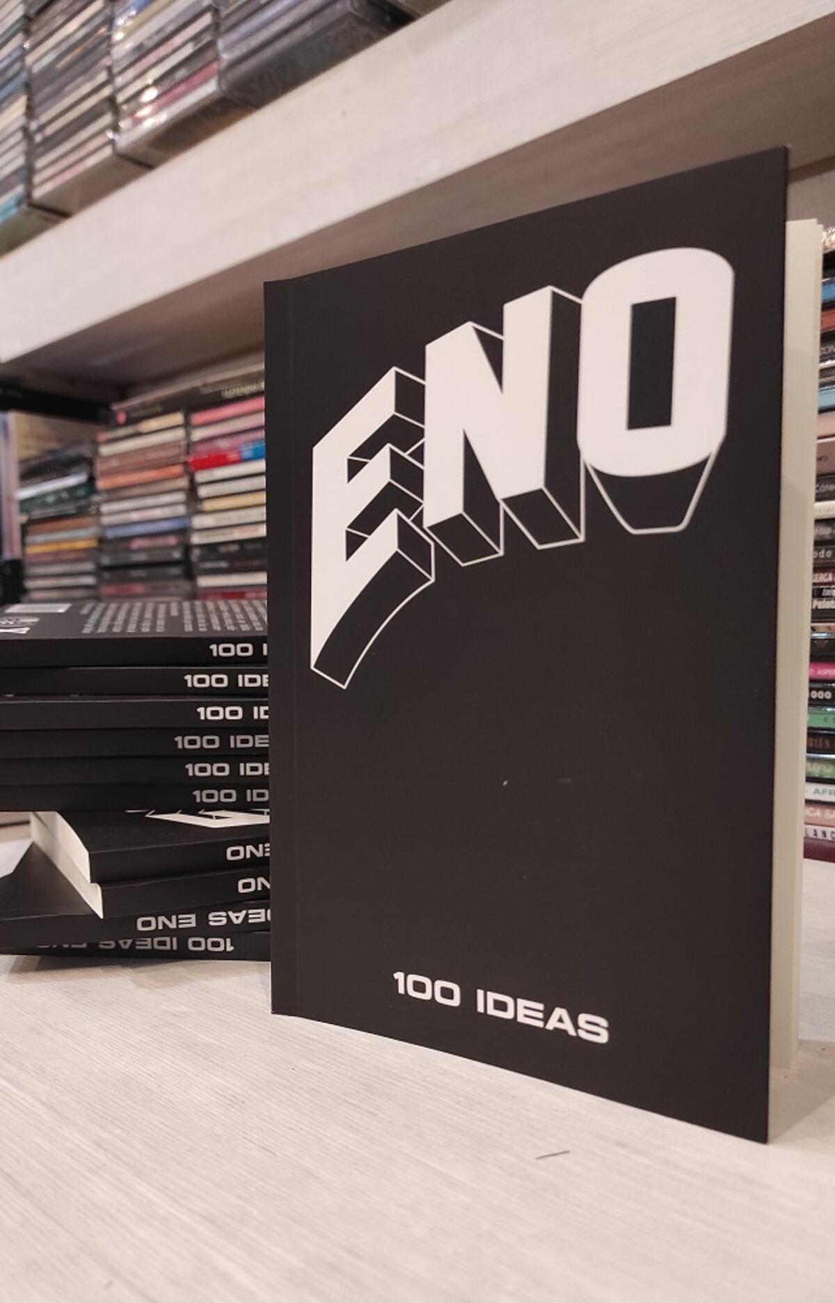 100 ideas Eno: el libro que compila el dinamismo del pensamiento del artista británico. Fue editado por Mal de Archivo emisiones y Planeta X. (Gentileza de los autores).