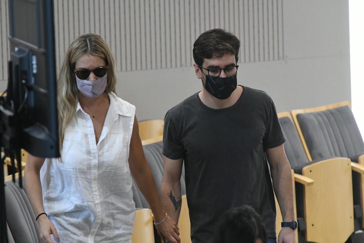 Juntos. Valentina y Facundo acompañaron a su padre Marcelo durante todo el juicio que lo absolvió en 2022 en Río Cuarto (La Voz/Archivo).