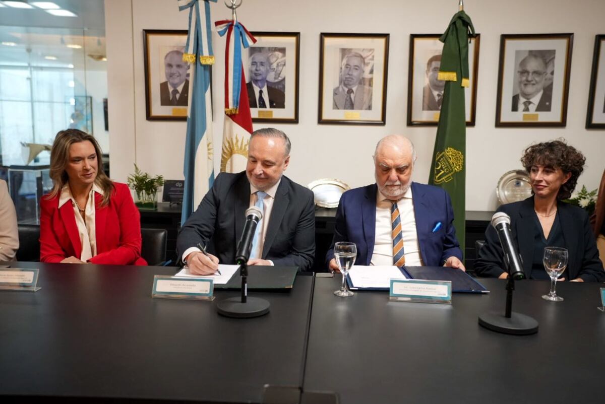 Imagen de la firma de convenio entre Accastello y Juan Carlos Rabatt.