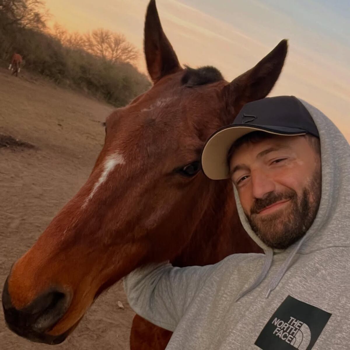 Lucas Arn, el capitán de Atenas y su actividad con los caballos. (IG Lucas Arn)
