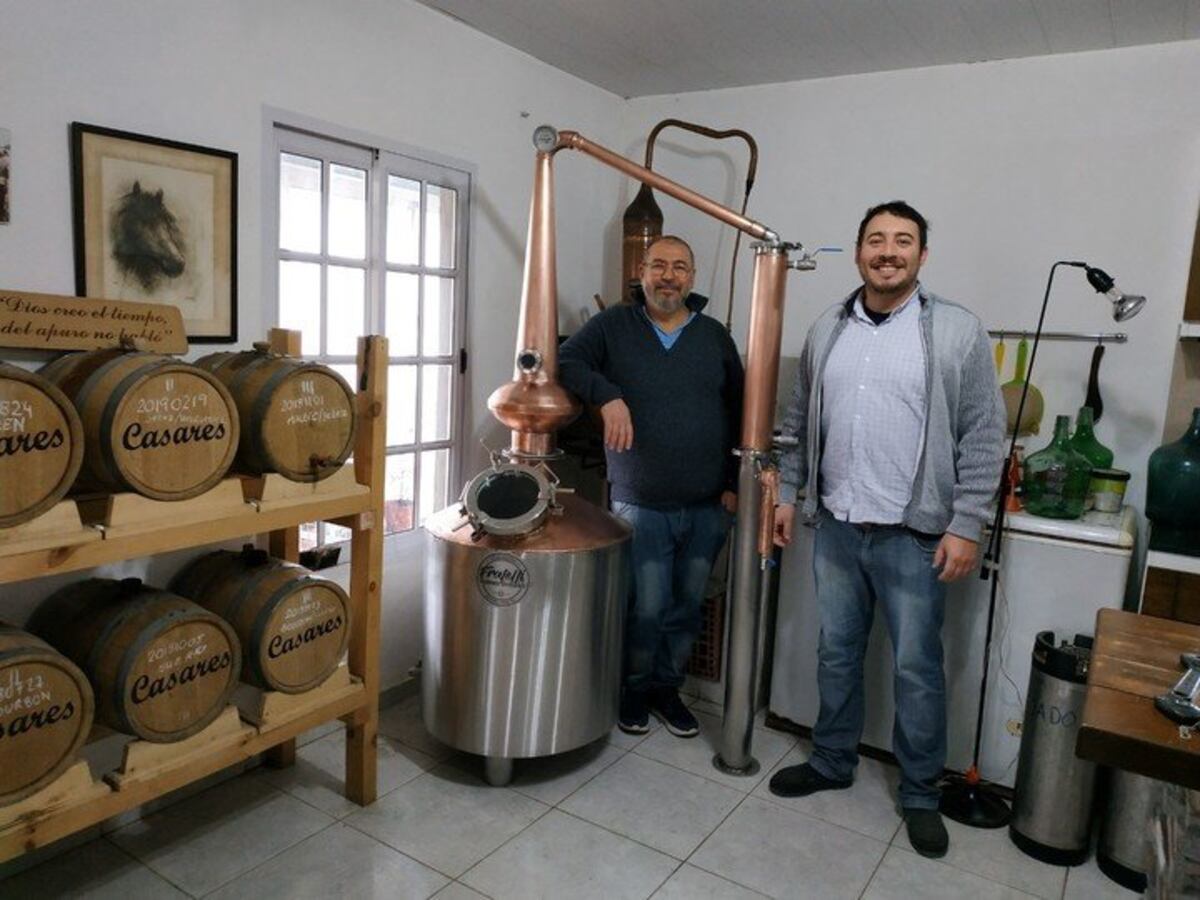 Satulovsky padre e hijo, dos generaciones de médicos y destiladores. (Clarín)