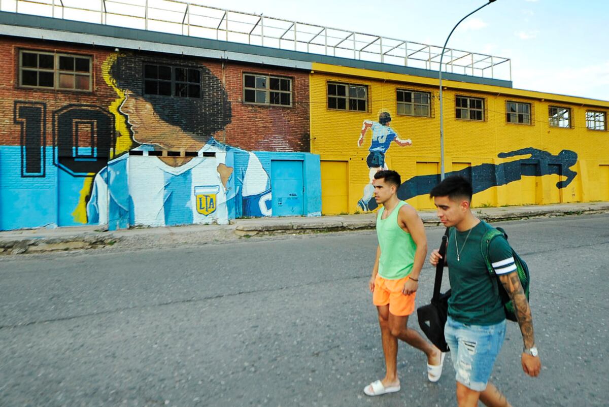 Uno de los tantos murales que existen en la ciudad de Córdoba dedicados a Maradona. (La Voz)