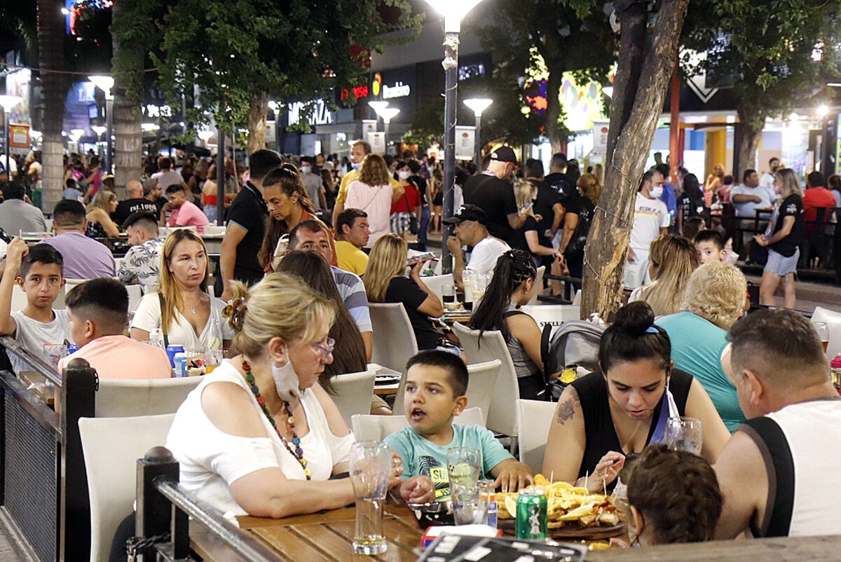El centro de Villa Carlos Paz, de noche, en plena temporada. (La Voz)
