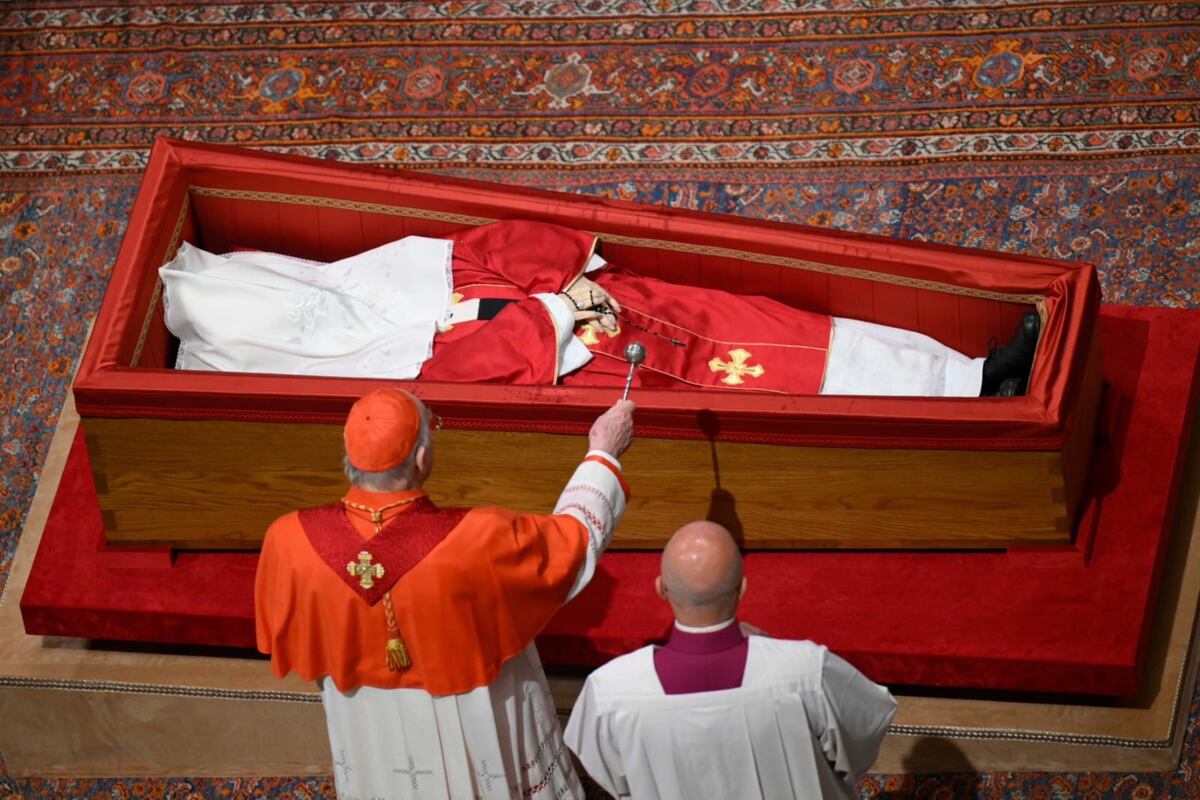 Vaticano. Cerraron el ataúd del papa Francisco y más de 250.000 personas lo despidieron. (@news_vaticano)