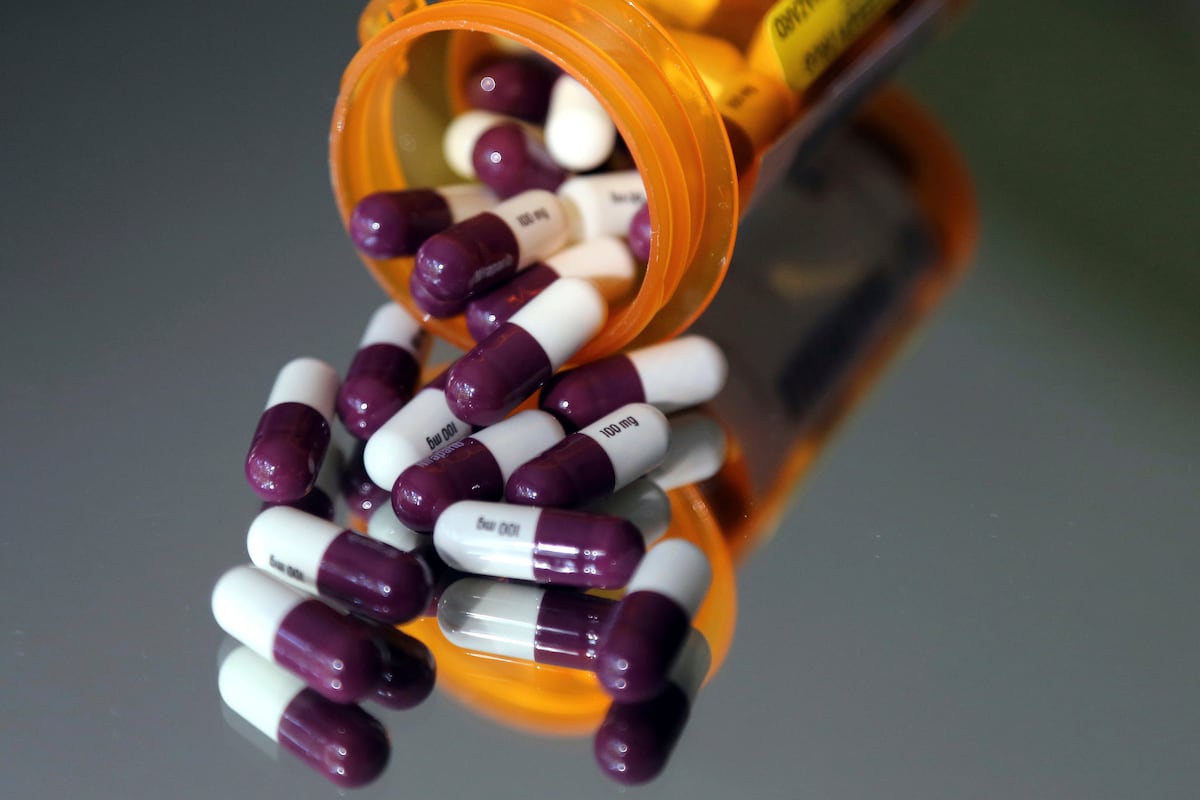 ARCHIVO - ANMAT prohíbe alrededor de 100 medicamentos de uso común. (AP Foto/Elise Amendola, archivo)