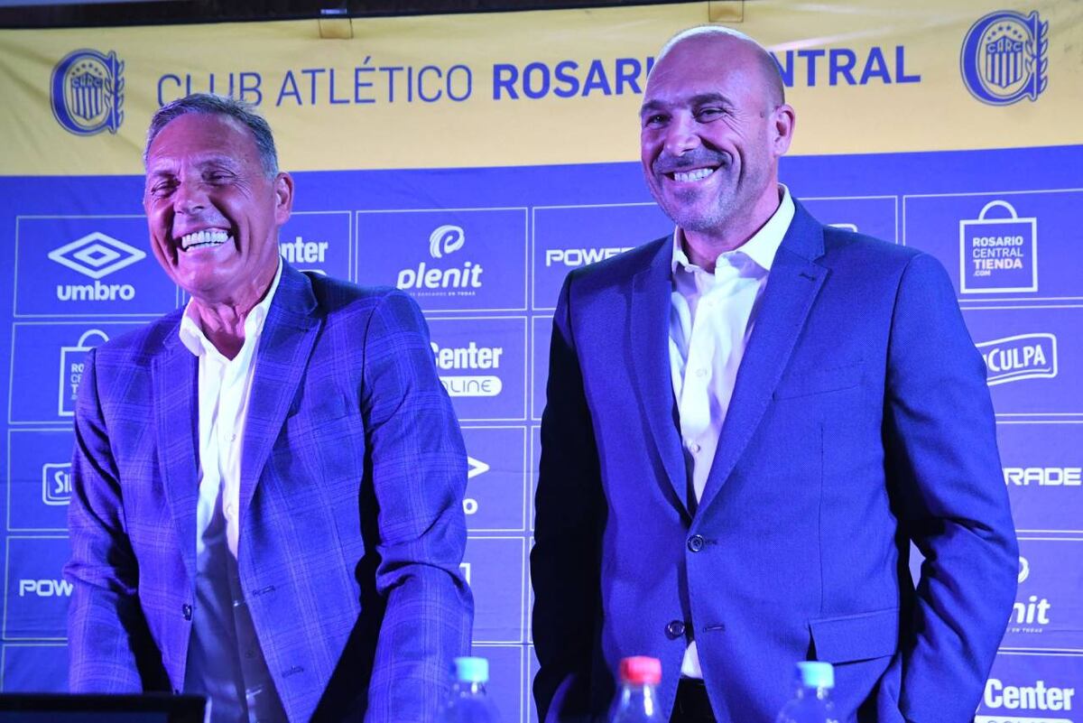 Gonzalo Belloso, presidente de Central, cuando presentó a Russo como DT.
