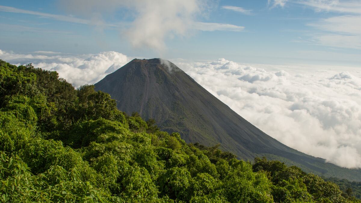 La actividad volcánica es muy importante en El Salvador y es posible ver volcanes activos.