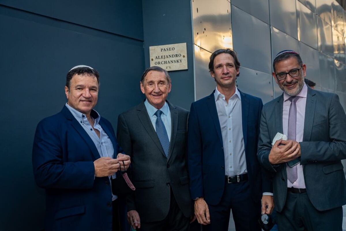 Inauguración del Paseo Alejandro Orchansky. De izq a der: Rabino Marcelo Polackoff; Hugo Waitman, presidente del CUI, Andres Orchansky, y Gabriel Pritzker, también Rabino.