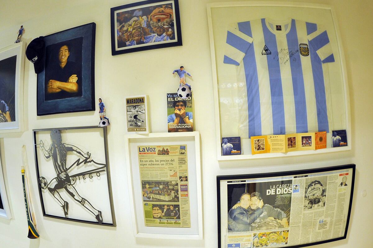 Alfredo Chaguri es contador y fanatico de Boca y de Diego Maradona a quien ha seguido por todo el mundo en mundilaes y en Boca y tiene diversos recuerdo con el y sobre a 10 meses de su muerte lo recuerda 23 septiembre 2021 foto Javier Ferreyra