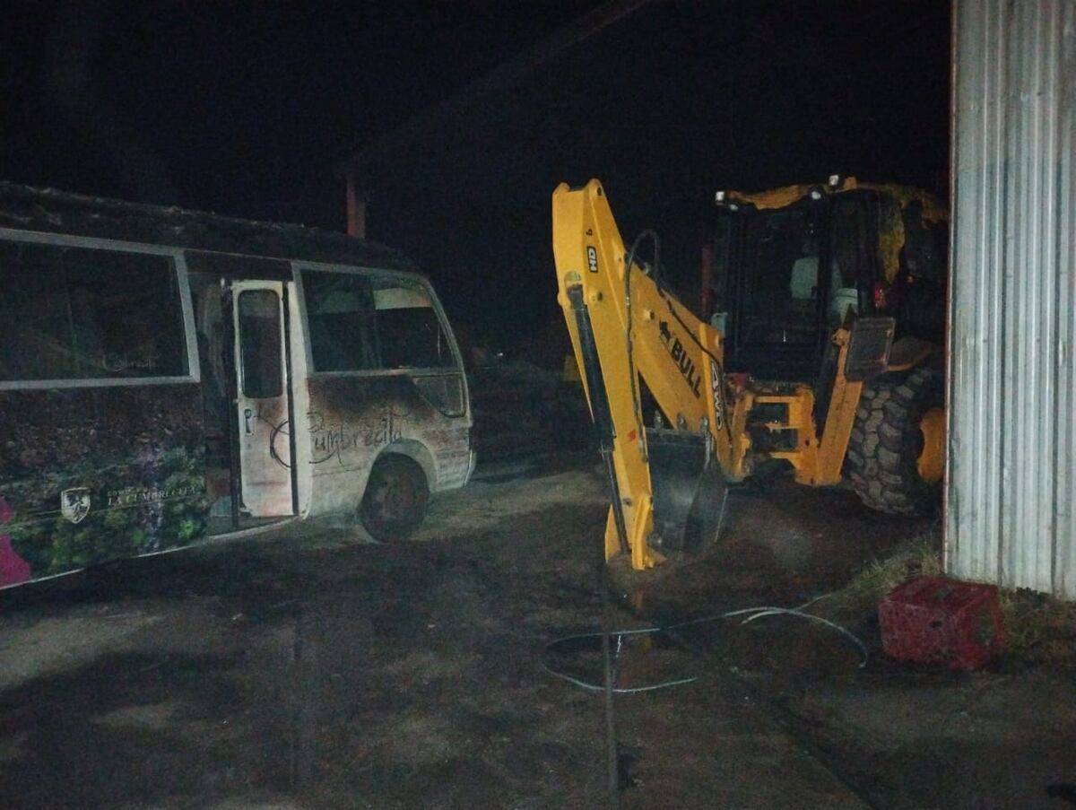 Se incendiaron 7 vehículos en un galpón de la Municipalidad de La Cumbrecita. (Prensa Policía de Córdoba)