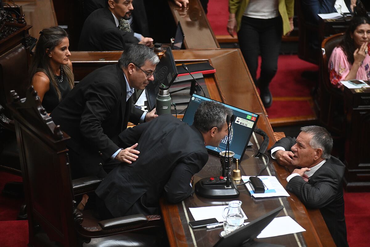 Diputados. Martín Menem, Germán Martínez y Carlos Castagnetto. 
(Gentileza Clarín)