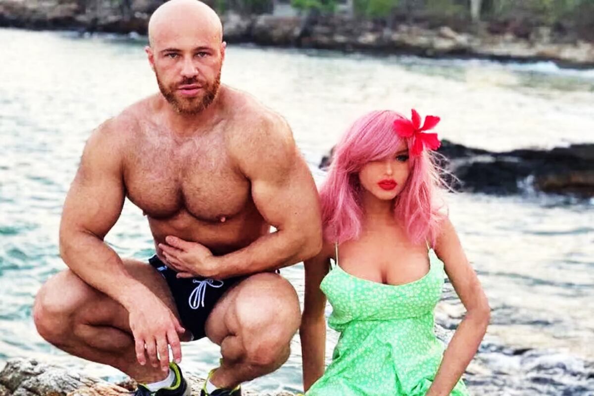 Yuri Tolochko junto a su muñeca Margo. Estuvo "casado" 5 años.