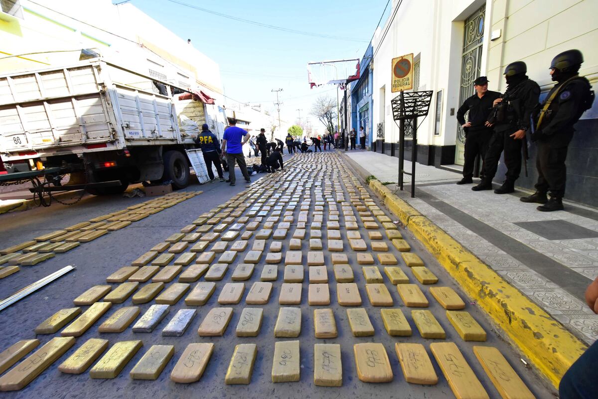La entonces ministra de Seguridad de la Nación, Patricia Bullrich, en Bell Ville, en 2017. Allí se exhibieron las casi 2,7 toneladas de marihuana secuestradas en Misiones. (Archivo/La Voz)