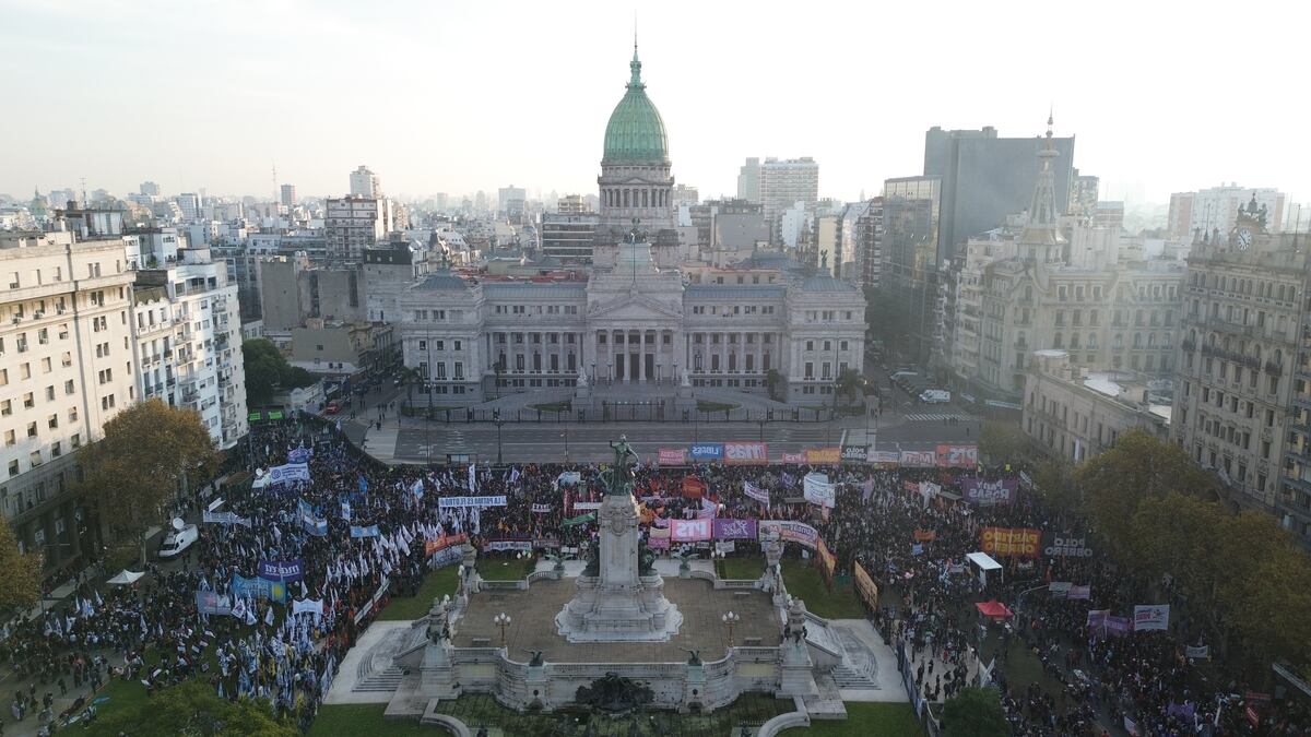 Varias causas. La multitudinaria marcha en las inmediaciones del Congreso. (Clarín)
