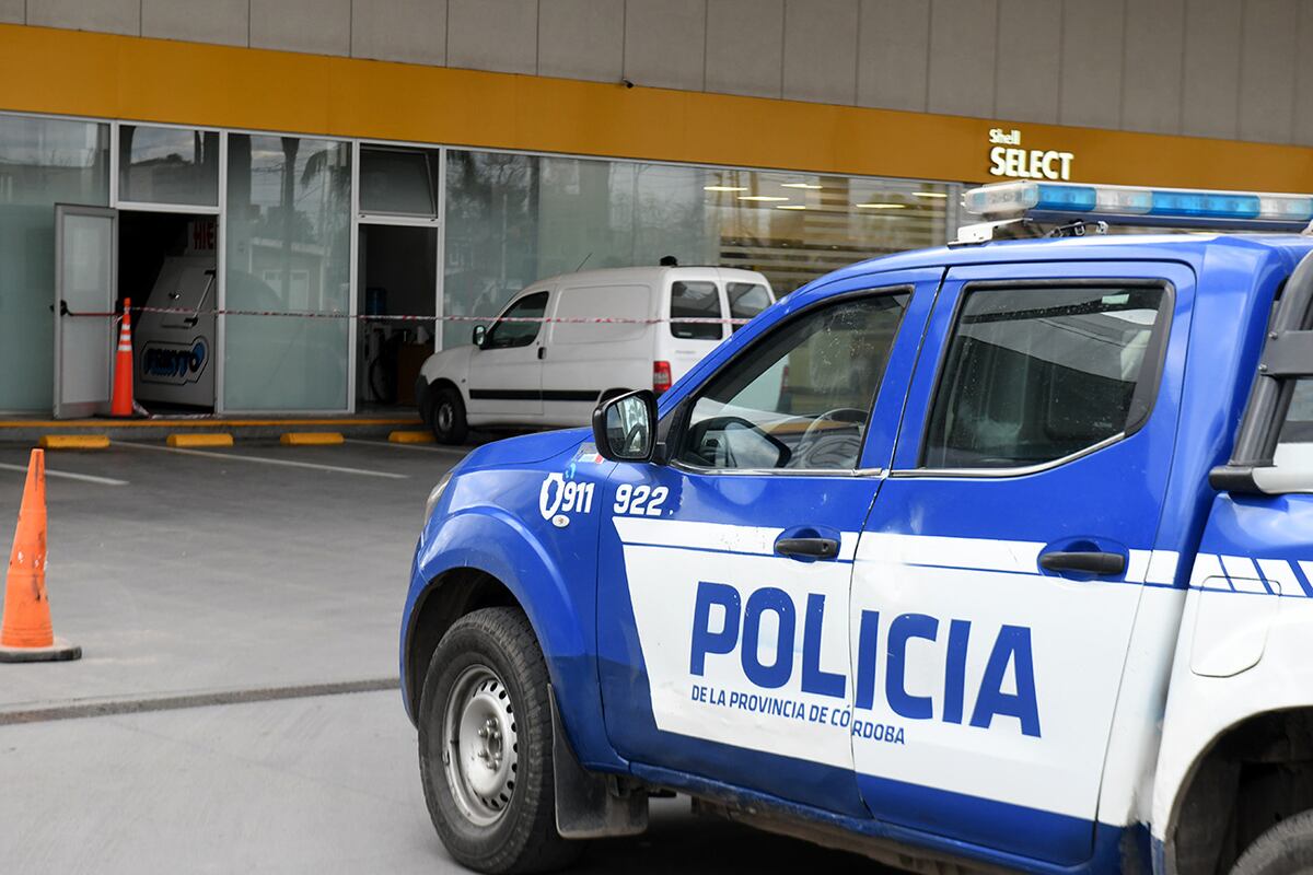 Intentaron sacar un cajero automático con cables de una estación de servicio de avenida Rancagua. (Ramiro Pereyra / La Voz)
