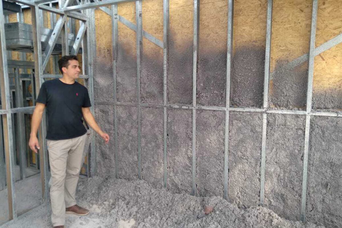 Celulosa proyectada, una tecnología nueva en aislantes térmicos, proyecto de la economía circular.  (La Voz)