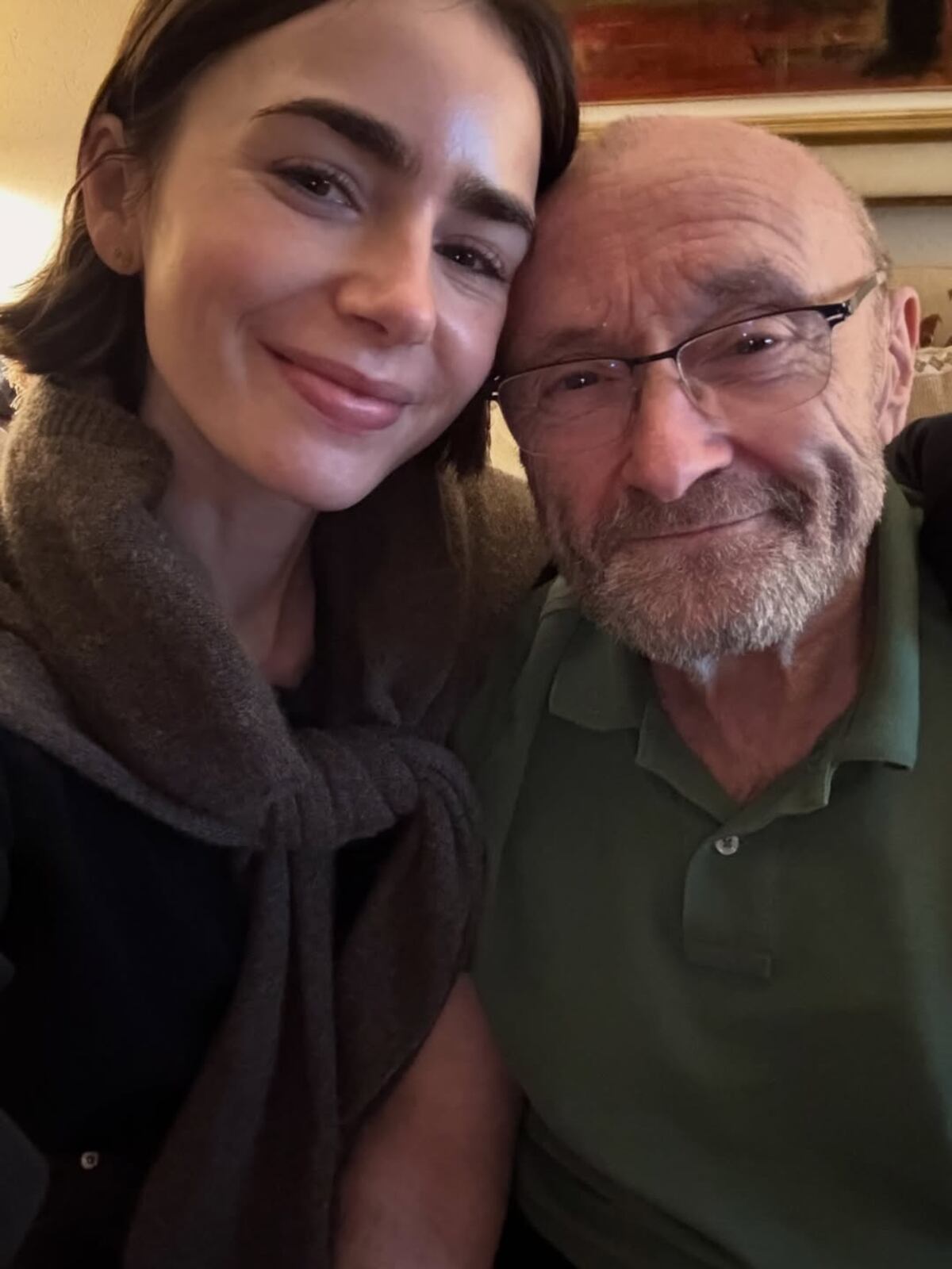 Lily Collins compartió fotos junto a su papá y mostró cómo se encuentra la salud de Phil Collins.