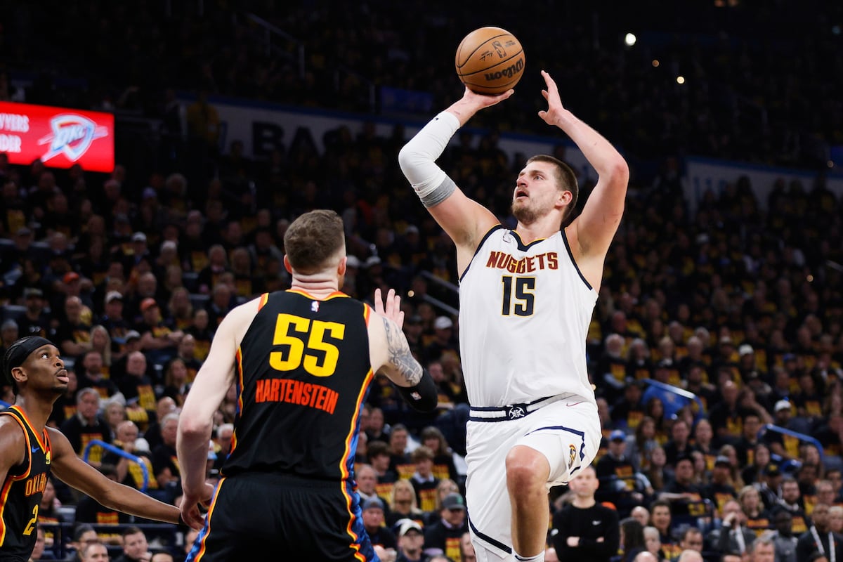 El pívot de los Nuggets de Denver Nikola Jokic salta para anotar frente a Isaiah Hartenstein y Shai Gilgeous-Alexander del Thunder de Oklahoma City en el encuentro de semifinales de la Conferencia Oeste el lunes 5 de mayo del 2025. (AP Foto/Nate Billings)