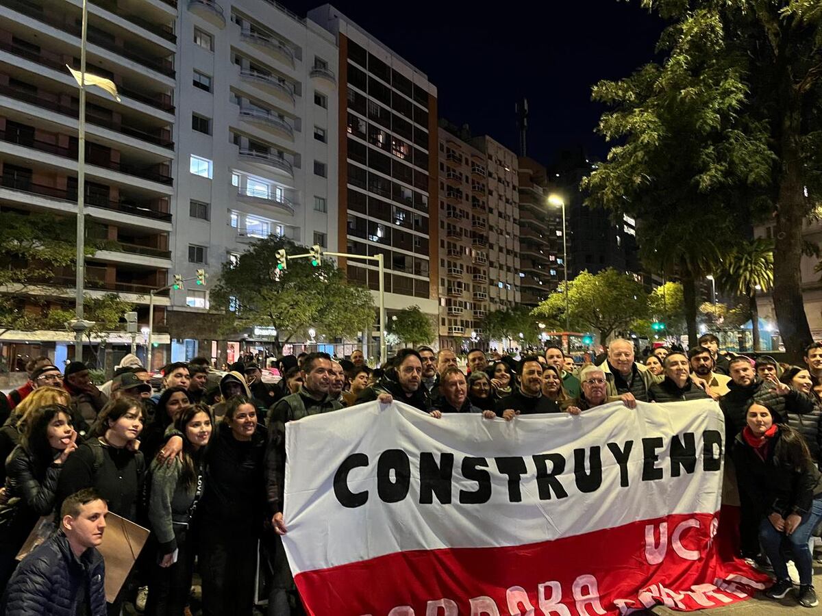 Dante Rossi, de Construyendo Córdoba, junto con los militantes en la puerta de la Casa Radical.