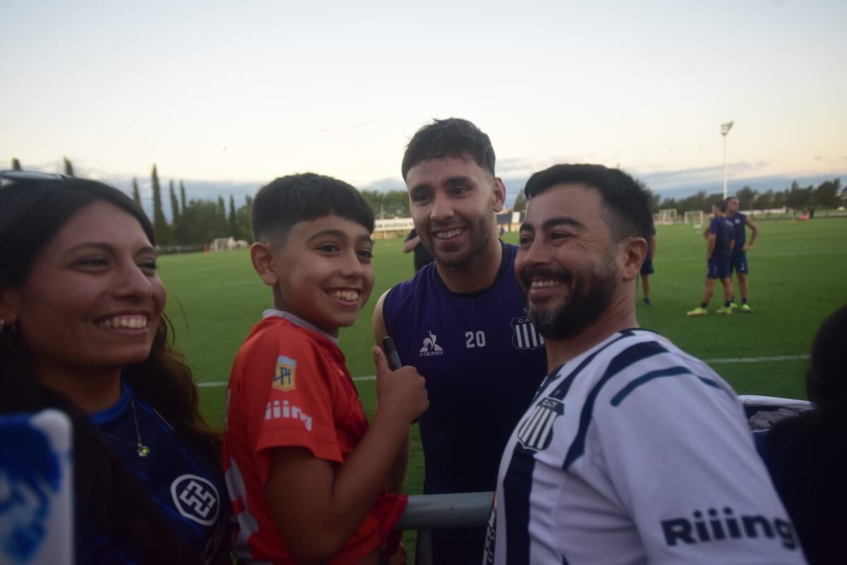 Talleres: el entrenamiento abierto reforzó el vínculo entre el plantel y su gente, en una tarde marcada por el viento y el aliento constante. (Javier Ferreyra / La Voz)