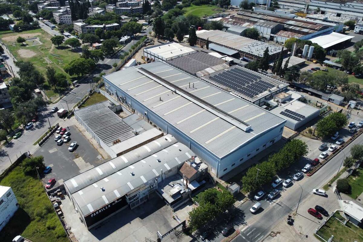 En regiones con infraestructura eléctrica estable, los sistemas on-grid permiten generar energía para autoconsumo y vender excedentes a la red.