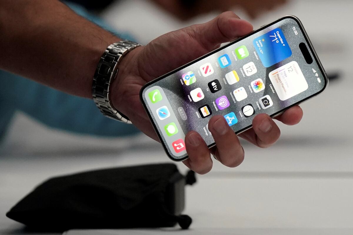 La quita de aranceles hará reducir notablemente el precio de los iPhone en Argentina. (AP)