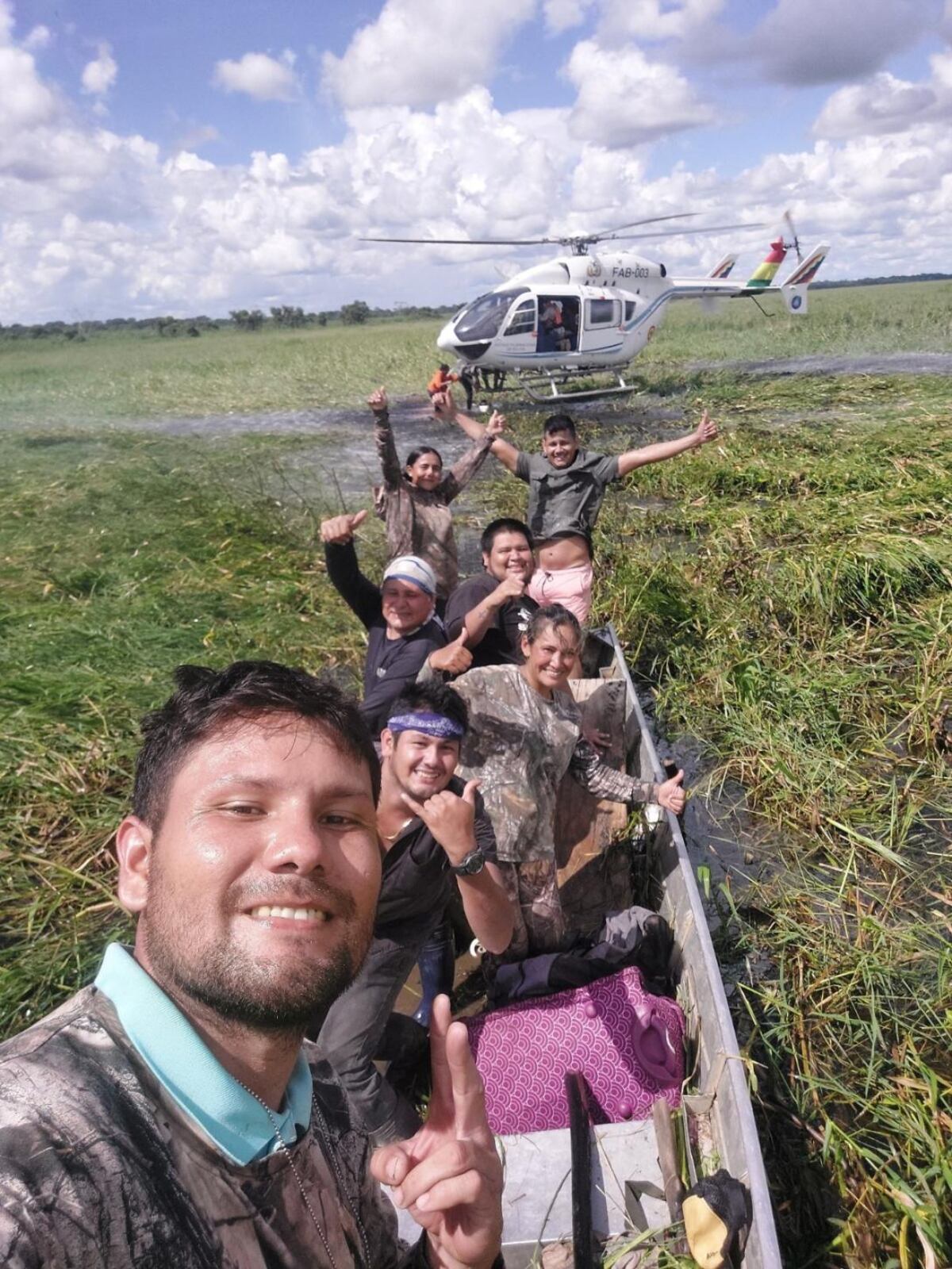 El país estuvo en vilo esperando el milagro. Los viajeros mantuvieron la calma sobre la avioneta en medio del agua, mientras el olor a combustible alejaba a los caimanes y serpientes que los acechaban. (El Deber)