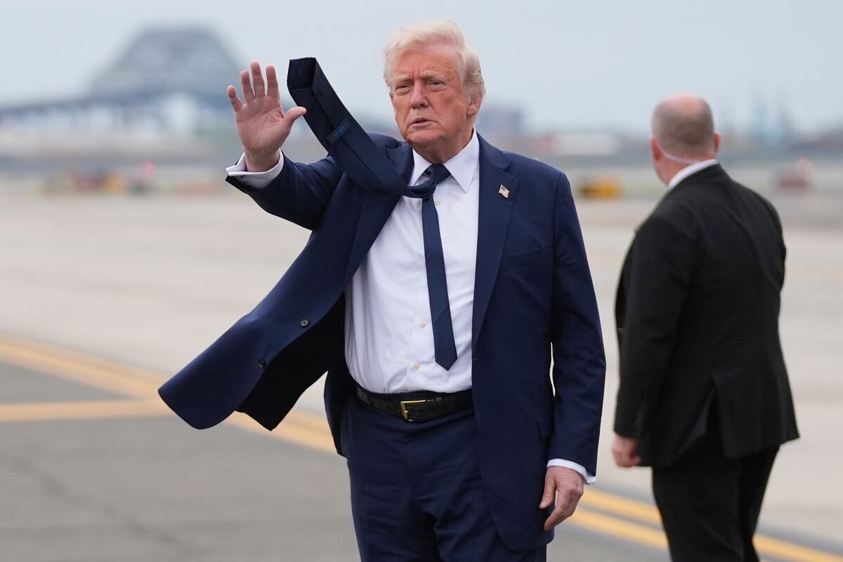 El presidente Donald Trump saluda a su llegada al Aeropuerto Internacional Newark Liberty en Newark, Nueva Jersey, el sábado 26 de abril de 2025, al regresar de un viaje para asistir al funeral del papa Francisco en el Vaticano. (AP Foto/Evan Vucci)