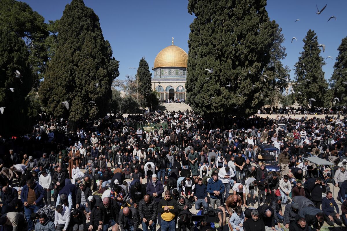 Un multitud celebra el inicio de Ramadán en Jerusalén.