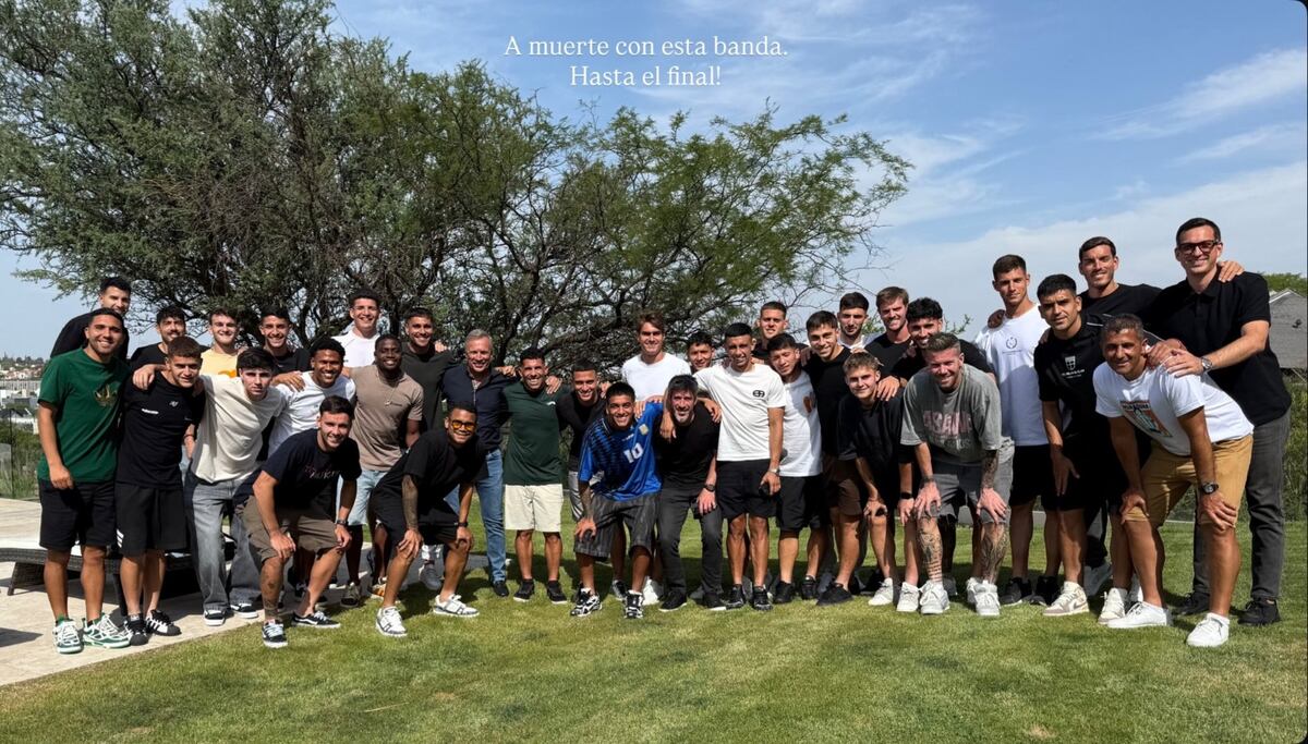 Talleres. El plantel y el cuerpo técnico, con Tevez, a la cabeza, comieron asado con el presidente Fassi, en su casa.