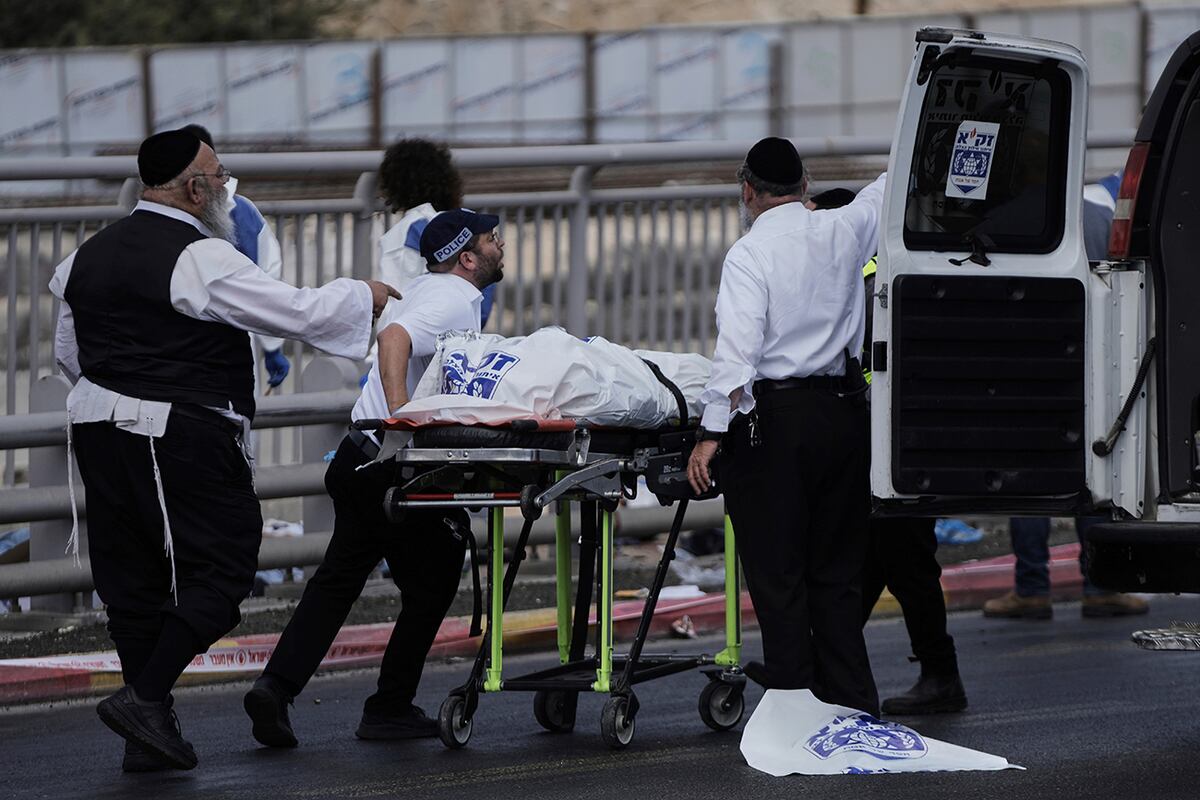 El equipo israelí de rescate y recuperación Zaka transporta el cuerpo de una víctima en el lugar del tiroteo perpetrado por dos hombres armados palestinos, en el que varias personas murieron y otras resultaron heridas en una parada de autobús en Jerusalén, el lunes 8 de septiembre de 2025. (Foto AP/Mahmoud Illean)