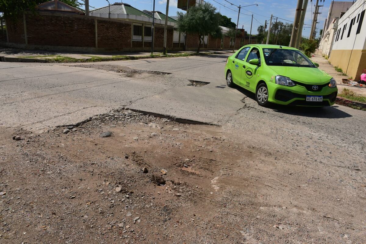 Entre Ríos a la altura de la ex Maternidad, sólo queda una sección de calle entre tanto bache (José Gabriel Hernández / La Voz).