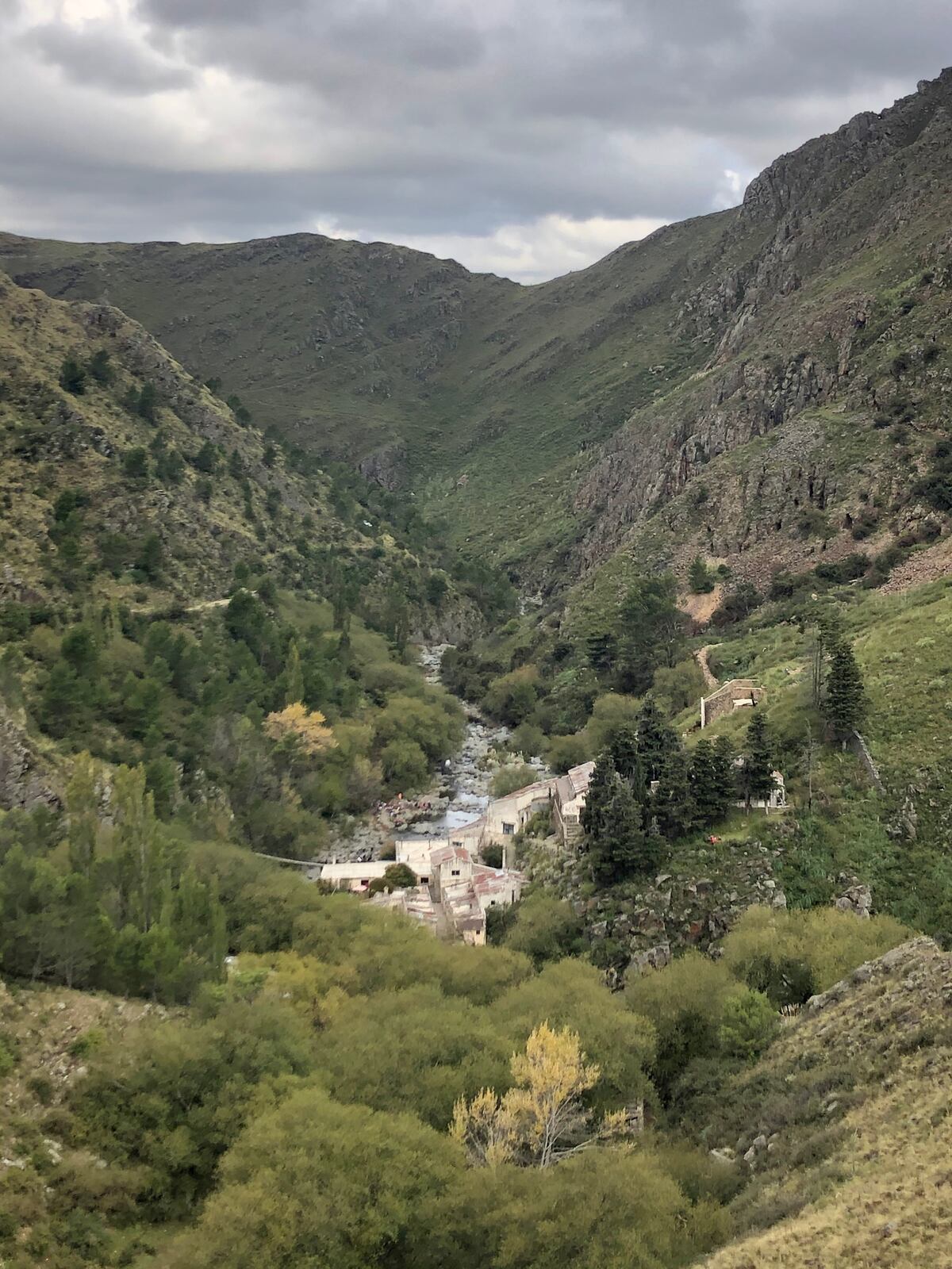 A través de puentes colgantes se puede descubrir este pueblo abandonado en medio de la montaña. (Gentileza: Romina Musso)