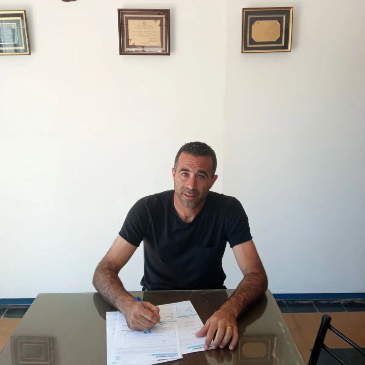 Ezequiel Bardín, experimentado arquero de Atenas de Río Cuarto, firmó su primer contrato profesional a los 38 años. (Prensa Atenas).