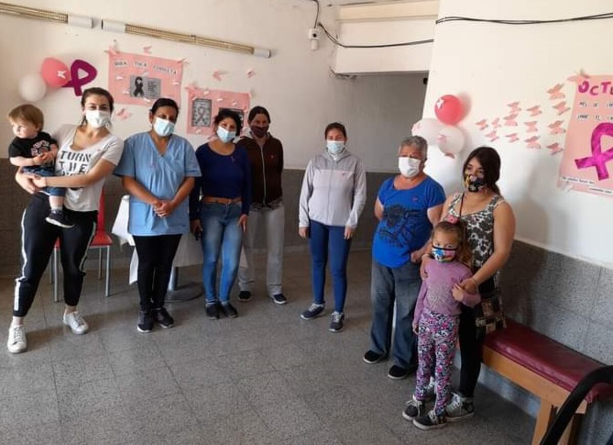 El pequeño centro asistencial de Villa Quillinzo, en un día de campaña de vacunación.