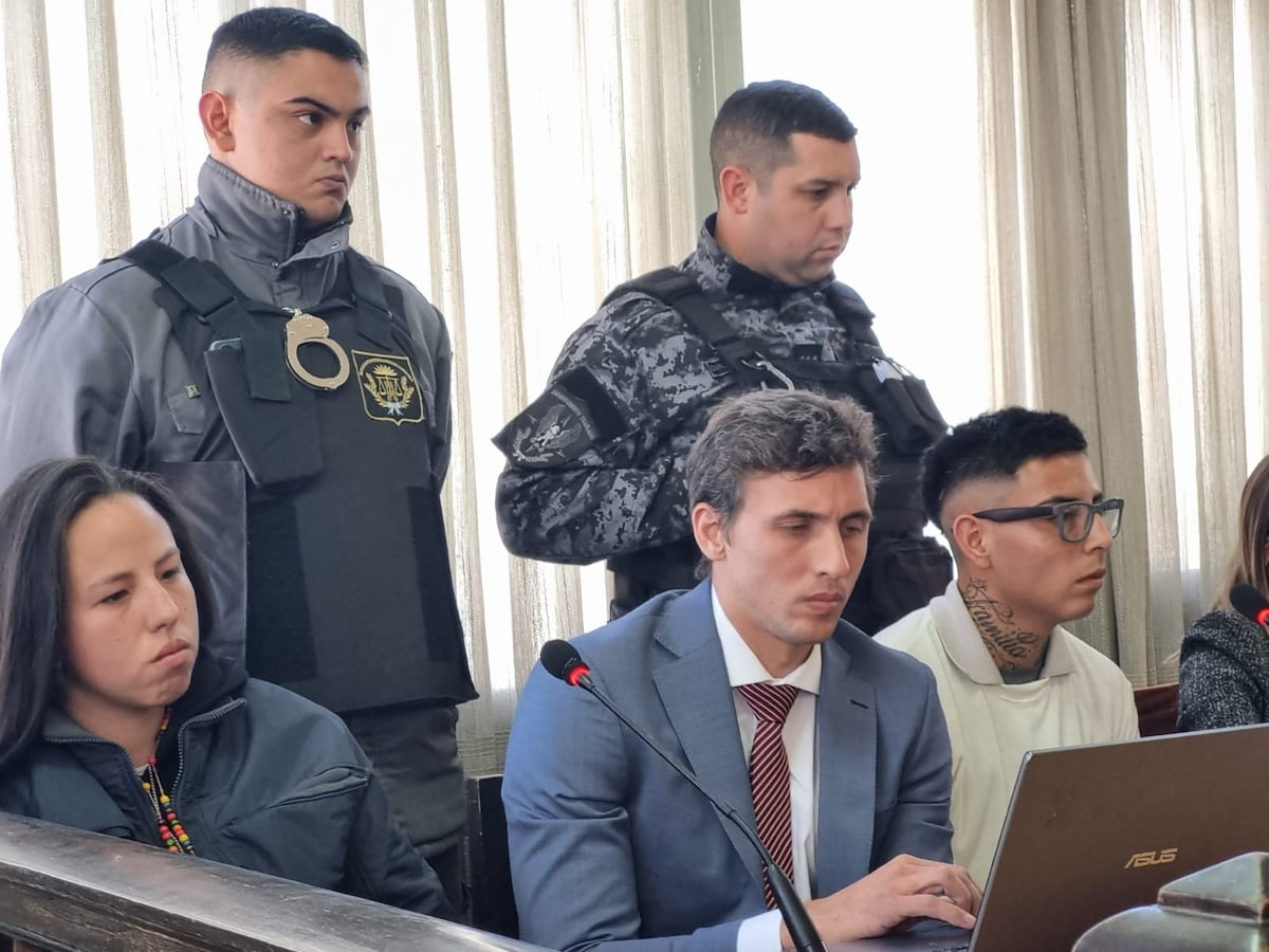 Los dos acusados del crimen de Ríos. Al medio, el abogado de la joven imputada.. (La Voz)