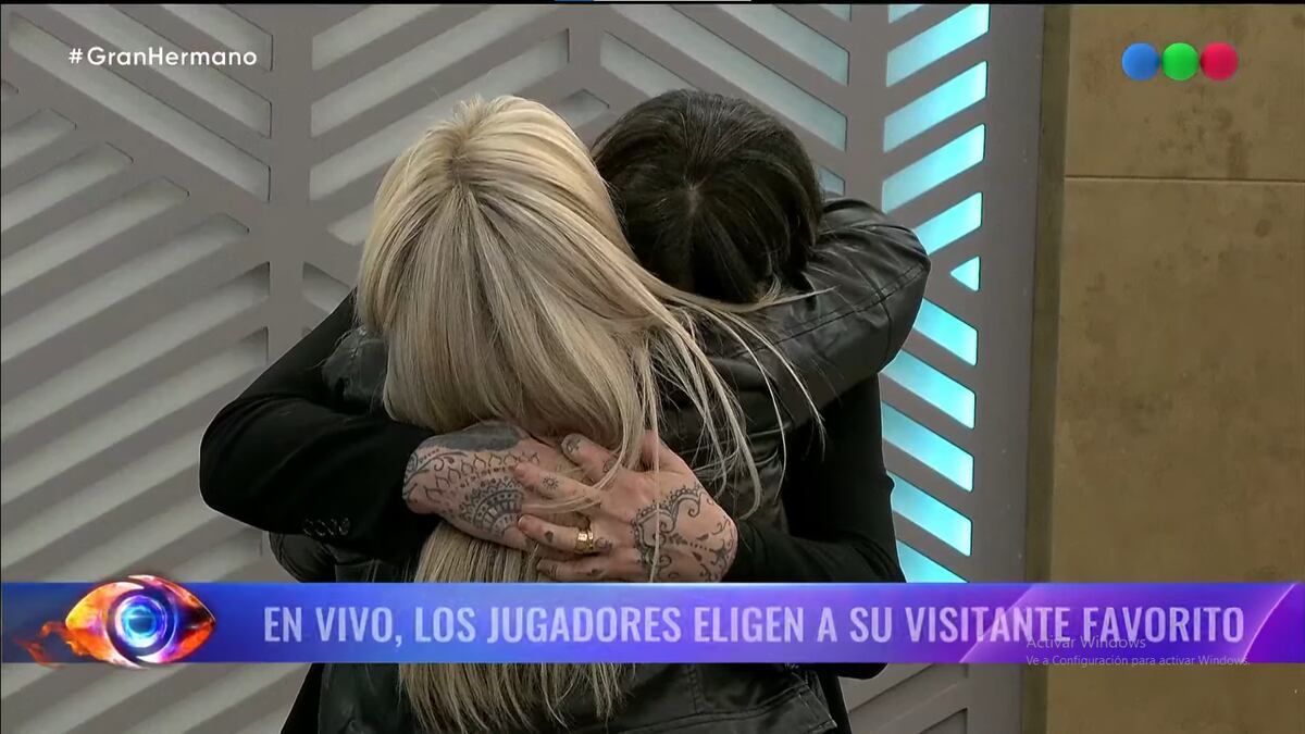 Sandra, al reencontrarse con Petrona, rompió en llanto y se abrazó tiernamente con su amiga